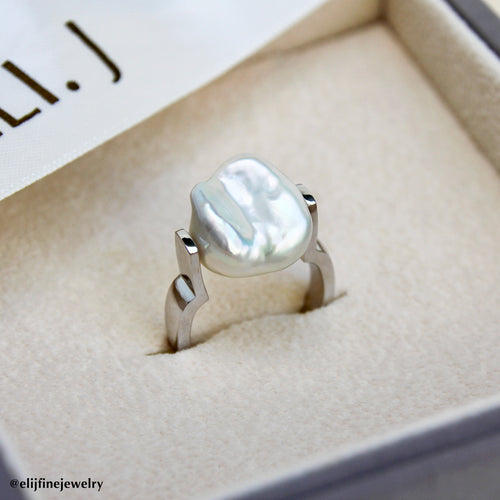 Swivel Signet Ring No.1 (The Clouds Collection: Keshi Pearl)